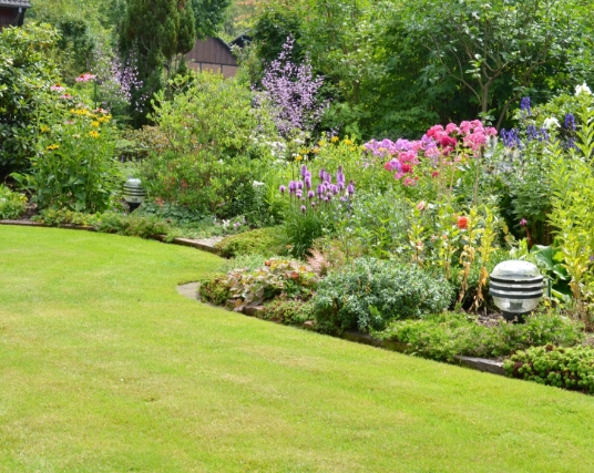 ...einfach gartenhaft fabelhat. Ein schöner gesunder, grüner Garten.